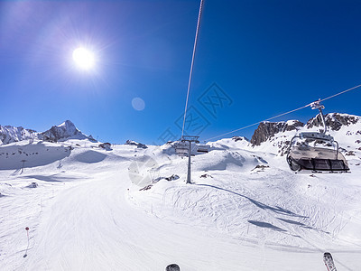 寒冬滑雪区 阳光明日带有电缆的汽车 滑雪缆车 阿尔卑斯山图片