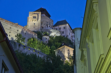 斯洛伐克 欧洲的老城街边夜视 旅游 夜晚 彩色窗户图片