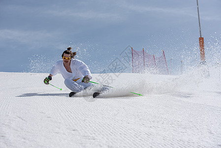 在滑雪站装扮成空手道的雪人 下坡 乐趣 冰 幸福图片