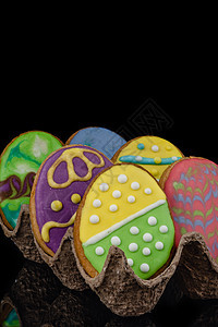 复活节装饰烤鸡蛋 黑色背景的饼干 复活节彩蛋 庆典图片