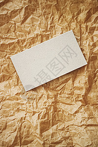 棕色羊皮纸背景上的白色名片平铺 奢侈品牌平铺和品牌标识设计模型 俱乐部 空的图片