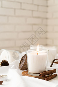 美丽的烧着蜡烛 有肉桂和白布底的干花 放松图片