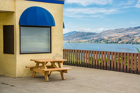 在奥卡纳根湖岸带木桌的咖啡厅区背景图片