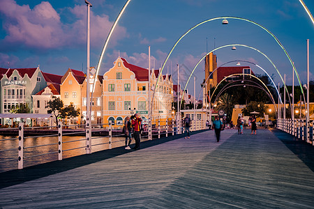 在多姿多彩的城市Willemstad日落 美丽的 港口图片