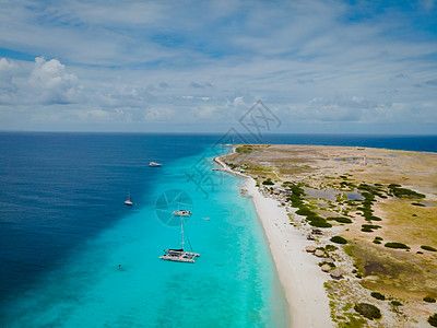 小库拉索岛以白色沙滩和湛蓝清澈的海洋一日游和浮潜之旅而闻名 加勒比海的克莱因库拉索岛 夫妻 船图片