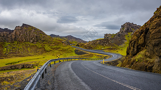 孤独地走过艰难和多彩多彩的冰岛风景 冰岛 夏季 环境 云图片