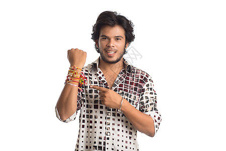 年轻人在节上手举着拉卡希 男人 购物 庆典 印度图片
