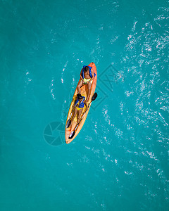 阿鲁巴加勒比海度假时在大洋中发生对夫妇交战 洋蓝水中的男女年中皮艇为男性和女性 岛 乐趣图片