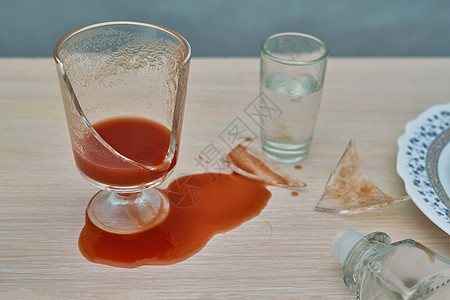 碎玻璃 红番茄汁洒在一瓶伏特加旁边的桌子上 酒精 休息图片