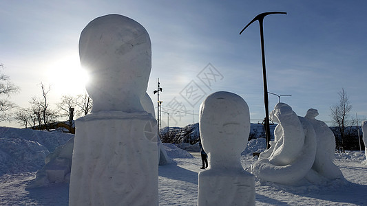 艺术 冬季在瑞典北部基律纳雪雪中心的一个广场上雕冰的石刻 节日 季节图片