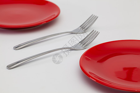白色木制桌子上的红色板块 食物 假期 优雅 餐具图片