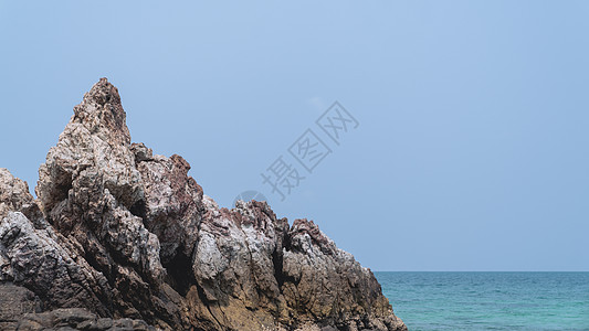 热带海滩 岩石和沙滩背景 蓝天 岛 海浪 美丽的图片