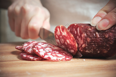 刀把熏香肠切成片 猪肉 食物 牛肉 吃 萨拉米图片