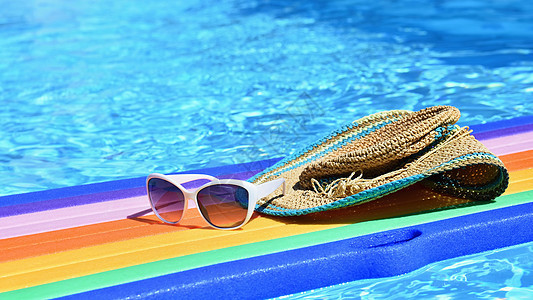 阳光明媚的天气下 太阳镜 李洛和帽子在水面上 夏季旅行和度假背景 假日戏剧 派对 乐趣图片