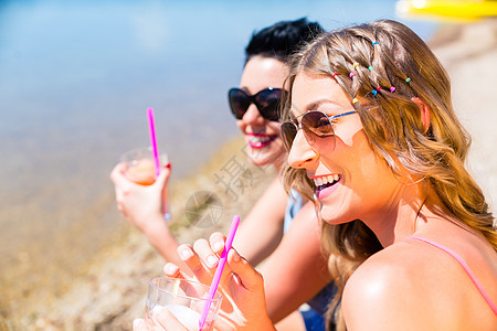 妇女在海滩喝鸡尾酒 水 快乐的 湖 女士 逃离背景图片
