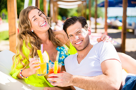女人和男人在沙滩酒吧喝酒 夫妻 放松 海滩酒吧 鸡尾酒背景图片