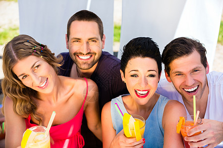 一群朋友在沙滩酒吧喝鸡尾酒 女士 俱乐部 快乐的背景图片