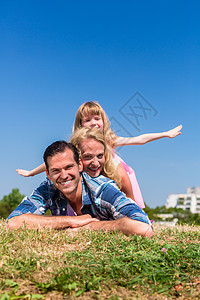 女孩在父母背上玩飞机 丈夫 女儿 笑 短途旅行 微笑图片