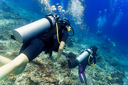 两艘潜水潜水潜水艇在热带海洋珊瑚礁上潜水 假期 空气罐图片