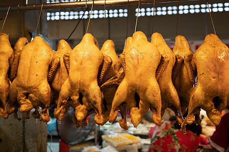 中国新年除夕 在中国新年节市场销售的鸡肉煮熟 托盘 天图片