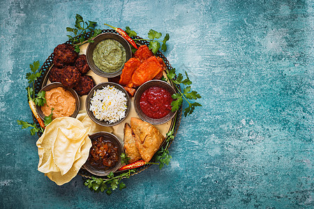 素食塔利 印度开胃菜和小吃和 bhaji 配酸辣酱和其他蘸酱在质朴的表面上 顶视图空白空间图片