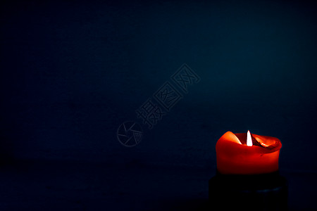 深色背景上的红色节日蜡烛圣诞节 除夕和情人节的豪华品牌设计和装饰 魔法 品牌推广图片