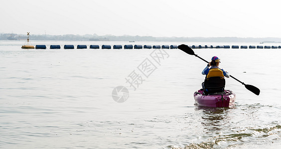 穿梭独木舟或小船 划艇 划艇 划艇和划桨 夏天 山图片