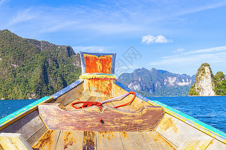 在泰国美丽的乔索克自然风光的大坝和Cheow Larn湖航行的木质帆船 山 夏天图片