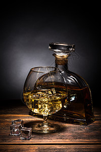 白兰地 老的 喝 威士忌酒 精神 玻璃 木头 朗姆酒图片