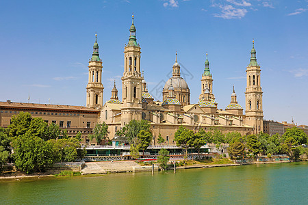 西班牙阿拉贡萨拉戈萨圣母柱和埃布罗河大教堂图片