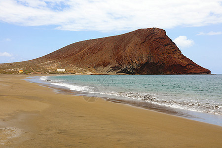 与蒙塔纳罗哈 红山 一起在加那利群岛特内里费的Tenerife举行海滩图片