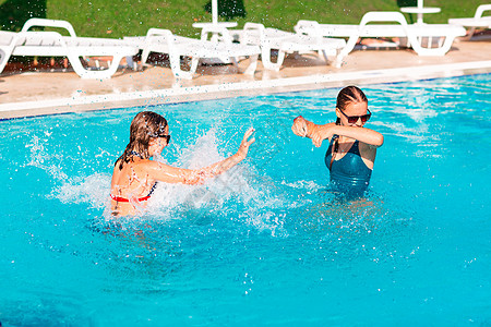 在游泳池玩得开心的漂亮女孩 女孩们 水 户外 眼镜图片