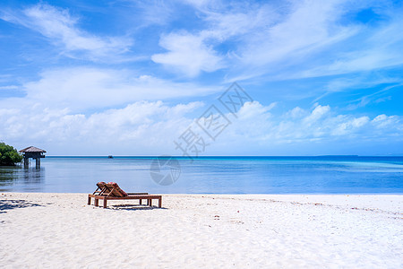 颐和园全景在惊人的美丽的沙滩的椅子在有蓝天的海洋附近 旅游理念的夏季休闲平静假期的概念 空的拷贝空间 热带风景的启发 晴天 太阳背景