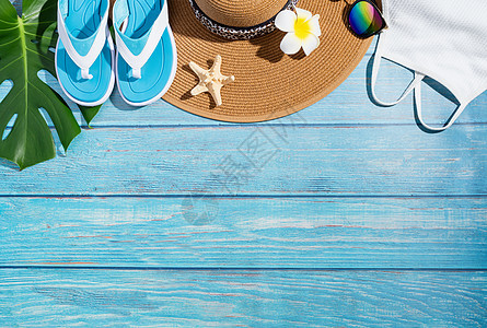 盛装 鞋子 热带叶叶和鲜花的夏季配饰品 蓝木本底平铺图片