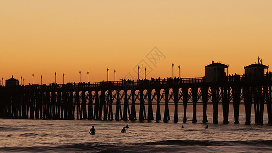 在日落的码头剪影 美国加利福尼亚州 海边 冲浪胜地 海洋热带海滩 等待波浪的冲浪者 旅游度假区 海滨图片