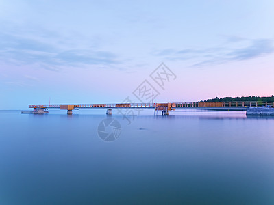 天气寒冷 地平线第一次阳光照耀 水流顺畅 笑声 日出 全景图片