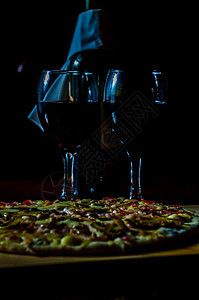 红酒和美味的比萨饼 还有培根 火腿 蘑菇 酒厂 酱图片