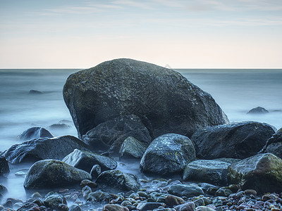 喜怒无常的海景-海上风暴 绿松石波 晚上 花岗岩假期高清图片素材