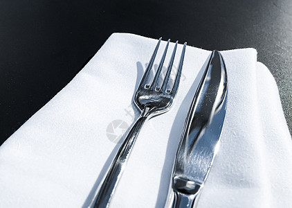 在豪华餐馆户外餐厅餐桌上桌边白餐巾 婚礼或盛宴美食菜单和餐饮服务概念的叉子刀 饮食 桌子图片