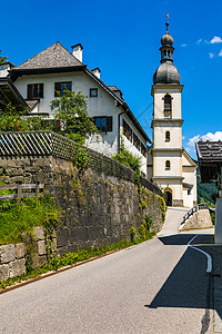 德国上巴伐利亚贝希特斯加登国家公园拉姆绍村的圣塞巴斯蒂安教区教堂 德国贝希特斯加登拉姆绍圣塞巴斯蒂安教区教堂的多彩景色 高山 德图片