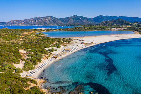 在意大利撒丁岛 Sardegna 的维拉西缪斯 Villasimius 可以欣赏到沙滩 游艇和蔚蓝海水的全景 假期 撒丁岛最好的图片