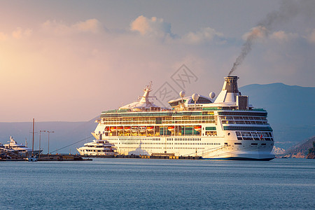 在港口的游轮 日落时美丽的大白船 五颜六色的景观与巡洋舰在滨海湾 大海 五颜六色的天空 豪华游轮在日落时离开港口 蜜月 假期图片