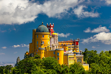 佩纳宫在辛特拉 葡萄牙里斯本 欧洲旅行 在葡萄牙度假 葡萄牙辛特拉佩纳宫全景 佩纳故宫 辛特拉 葡萄牙 旅游 世界遗产图片