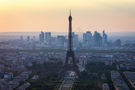 从蒙帕纳斯大厦俯瞰巴黎和埃菲尔铁塔 日落时分 从蒙帕纳斯 可以看到埃菲尔铁塔 可以看到法国巴黎的埃菲尔铁塔 和拉德芳斯 La D图片