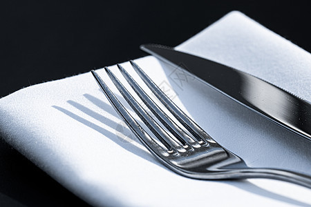 在豪华餐馆户外餐厅餐桌上桌边白餐巾 婚礼或盛宴美食菜单和餐饮服务概念的叉子刀 环境 饮食图片