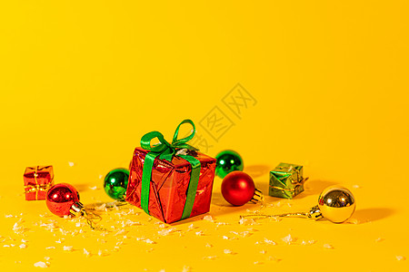新年的装饰品里有黄色背景的圣诞礼物盒 上面是新年的装饰品 生日 惊喜图片
