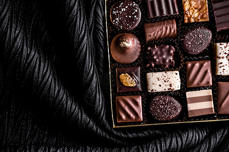 礼盒中的瑞士巧克力 瑞士巧克力店用黑巧克力和牛奶有机巧克力制成的各种豪华果仁糖 作为节日礼物的甜点食品和高级糖果品牌 可可 餐厅图片
