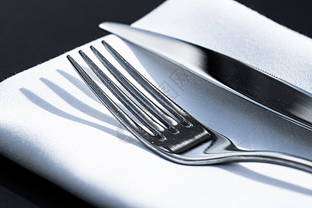 在豪华餐馆户外餐厅餐桌上桌边白餐巾 婚礼或盛宴美食菜单和餐饮服务概念的叉子刀 夏天 假期图片