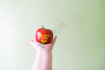 红苹果与新红苹果携手相伴 我爱你和心 天背景图片