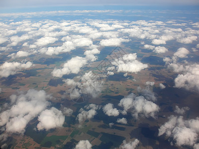 从飞机窗口看到 白云在陆地上空 喷射 天线 地平线多于高清图片素材
